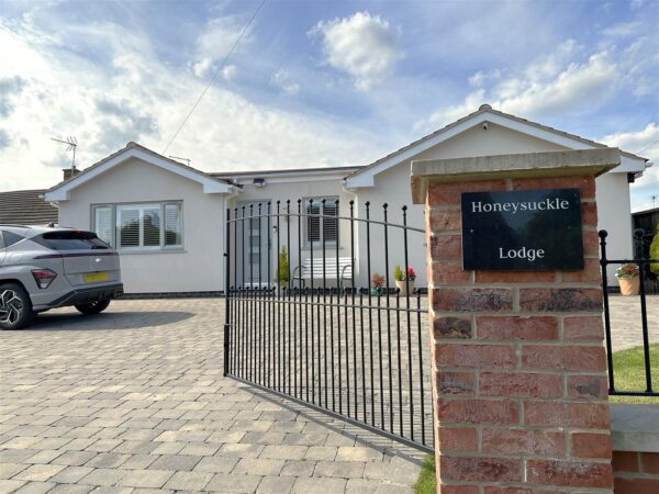 Honeysuckle Lodge, Kirtons Lane, Long Bennington, Newark