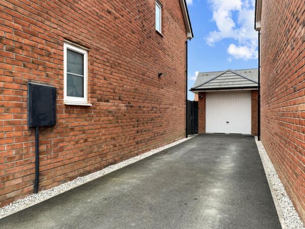 Phoenix Lane, Fernwood, Newark