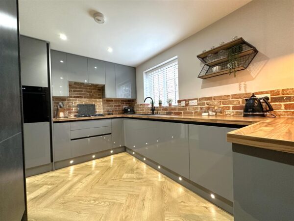 Wickliffe Park, Claypole, Newark