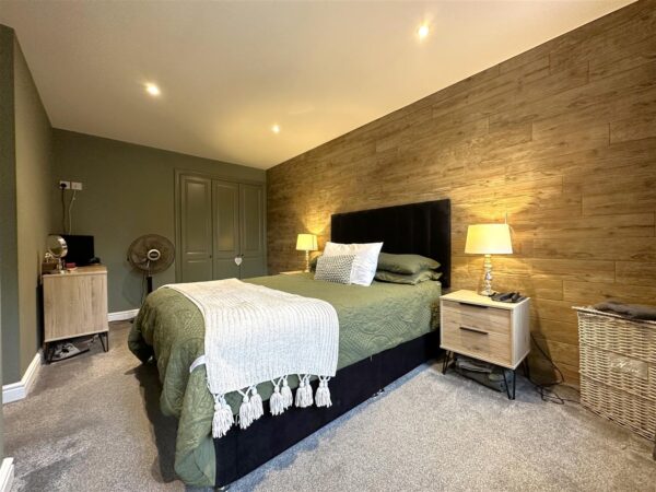 Wickliffe Park, Claypole, Newark