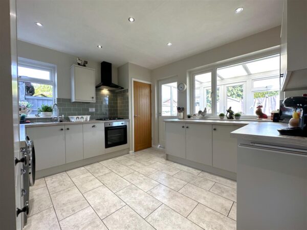 Station Close, Collingham, Newark