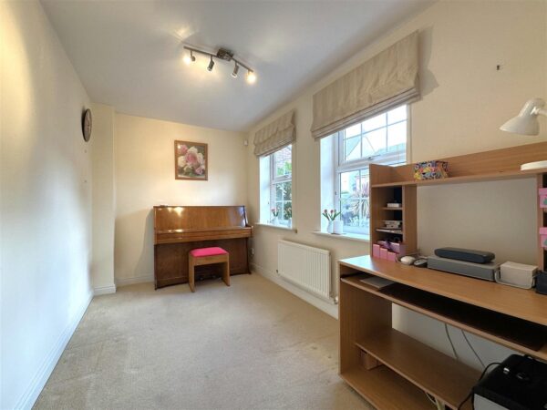 Gilbert Way, Fernwood, Newark