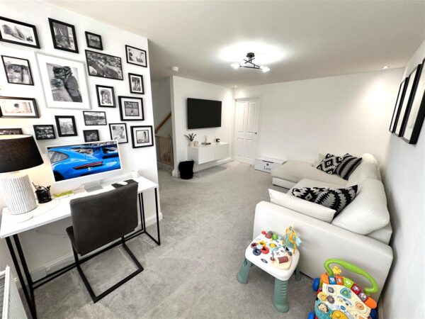 Slingsby Drive, Fernwood, Newark