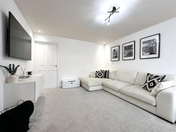 Slingsby Drive, Fernwood, Newark