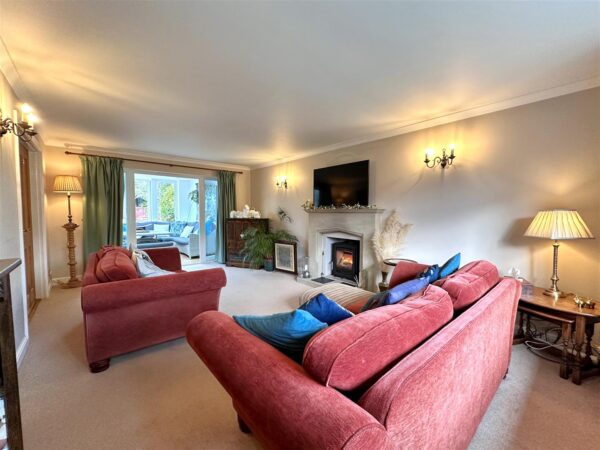 Vicarage Close, Collingham, Newark