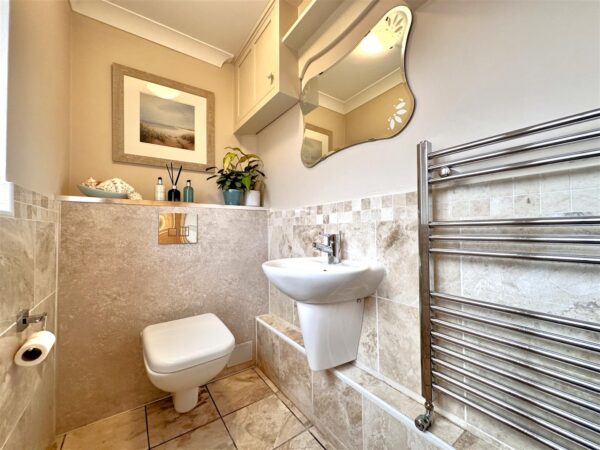 Vicarage Close, Collingham, Newark