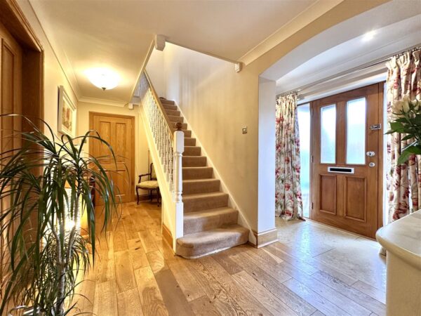 Vicarage Close, Collingham, Newark