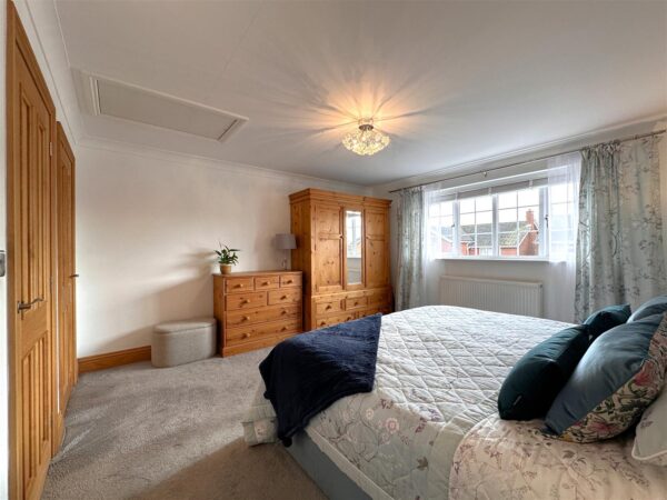 Vicarage Close, Collingham, Newark