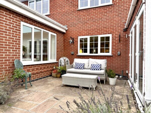 Vicarage Close, Collingham, Newark