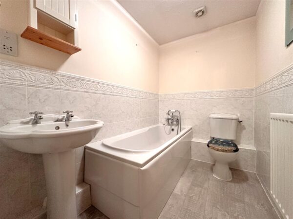 Wickliffe Park, Claypole, Newark