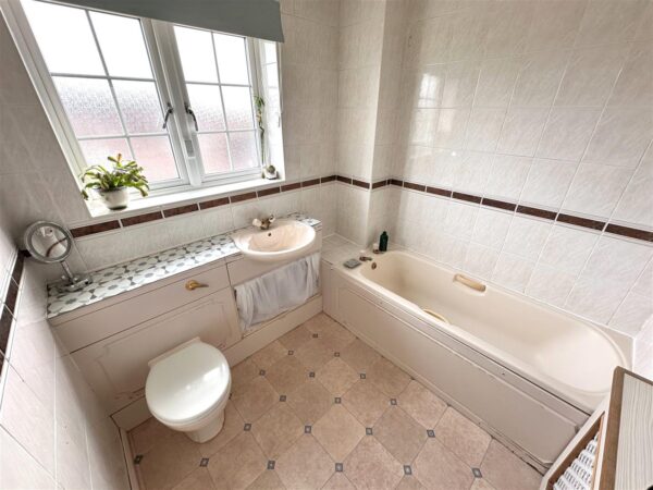 Vicarage Close, Collingham, Newark