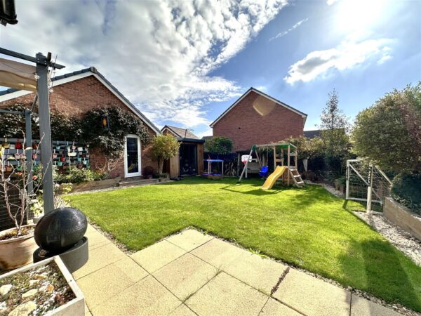 Cloverfield Place, Middlebeck, Newark