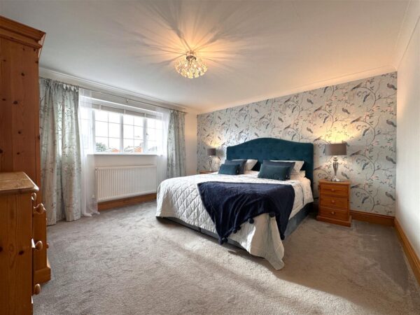 Vicarage Close, Collingham, Newark