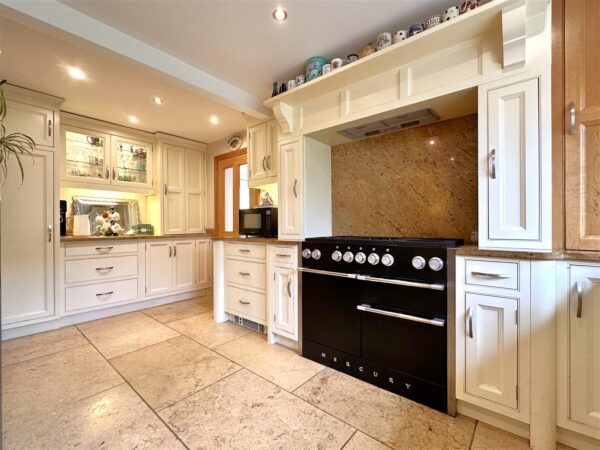 Vicarage Close, Collingham, Newark