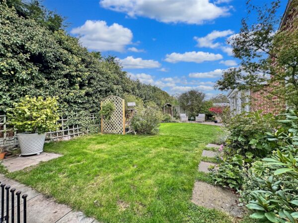 Vicarage Close, Collingham, Newark
