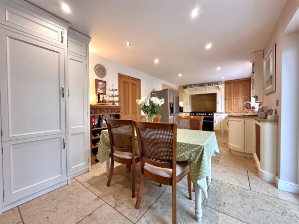 Vicarage Close, Collingham, Newark