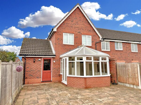 Wickliffe Park, Claypole, Newark