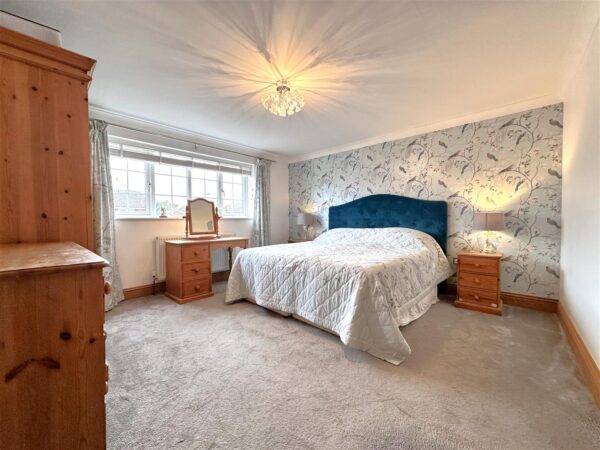 Vicarage Close, Collingham, Newark