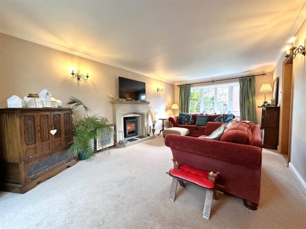 Vicarage Close, Collingham, Newark
