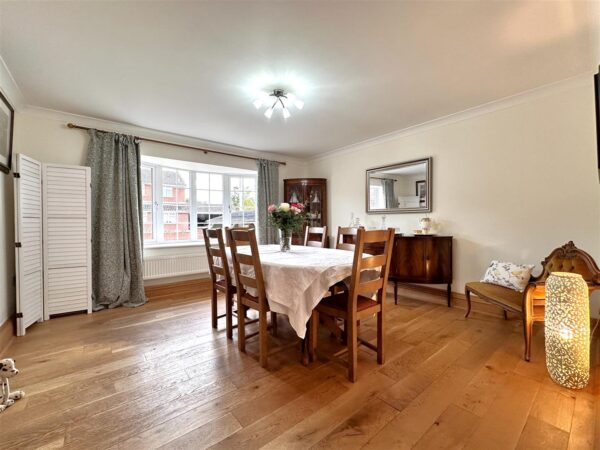 Vicarage Close, Collingham, Newark