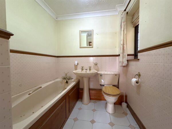 Alderann, Lincoln Road, Newark