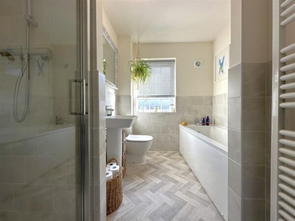 Stunning Family Home, Avro Road, Fernwood, Newark