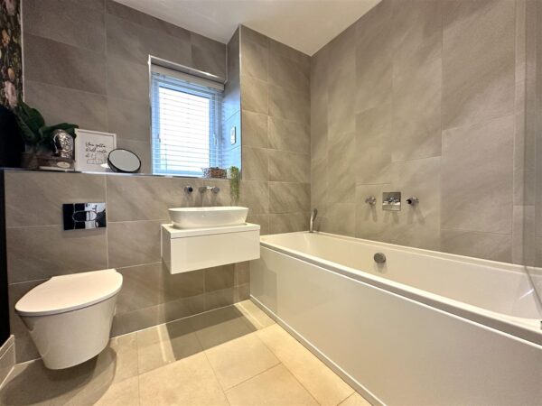 Ribbon Pond Drive, Middlebeck, Newark