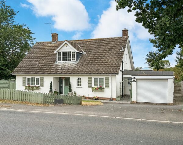 Moat Edge, Balderton Lane, Coddington, Newark