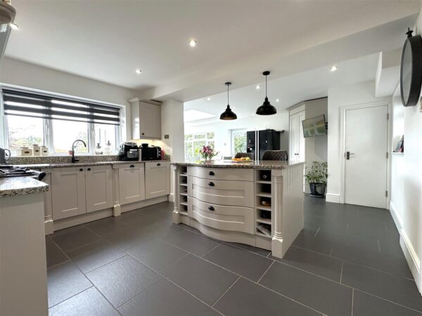 Moat Edge, Balderton Lane, Coddington, Newark