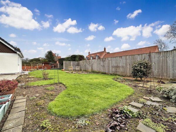 St. Peters Close, Farndon, Newark