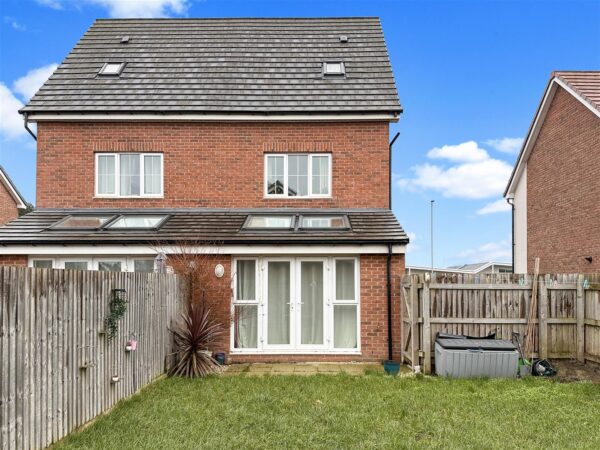 Cloverfield Place, Middlebeck, Newark