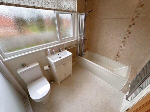 St. Peters Close, Farndon, Newark