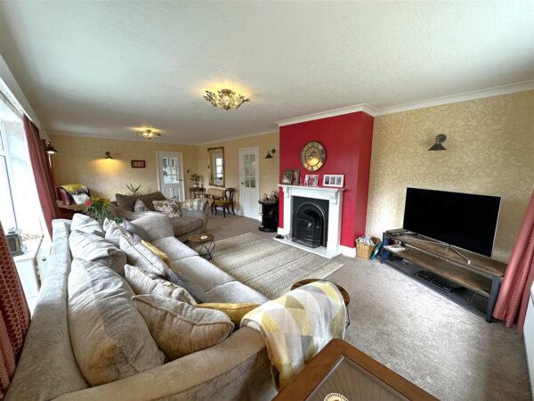 Moat Edge, Balderton Lane, Coddington, Newark