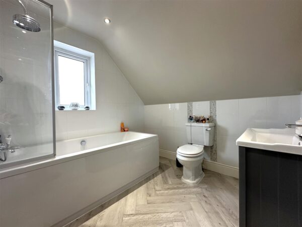 Moat Edge, Balderton Lane, Coddington, Newark