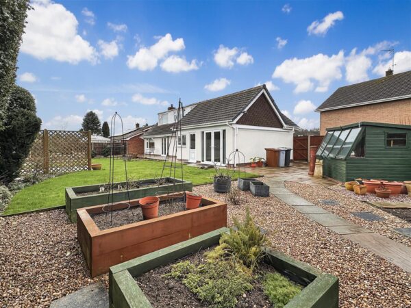 St. Peters Close, Farndon, Newark