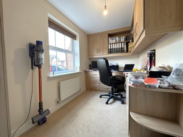 Marron Close, Fernwood, Newark