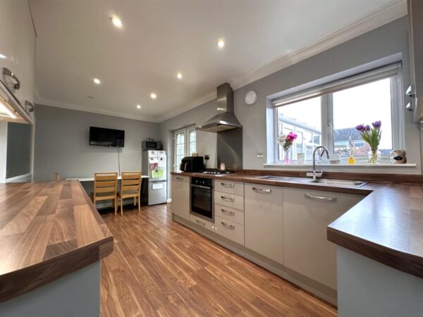 Peebles Road, Newark