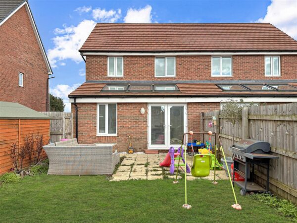 Cloverfield Place, Middlebeck, Newark