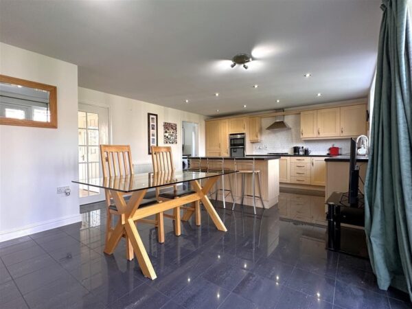 Dale Way, Fernwood, Newark