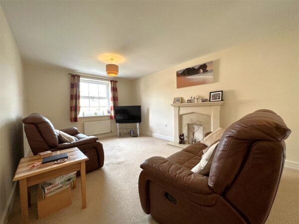 Marron Close, Fernwood, Newark