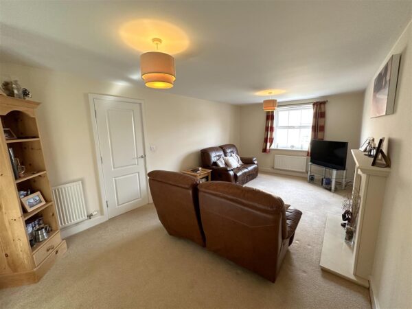 Marron Close, Fernwood, Newark