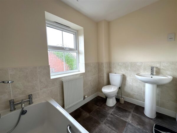 Marron Close, Fernwood, Newark