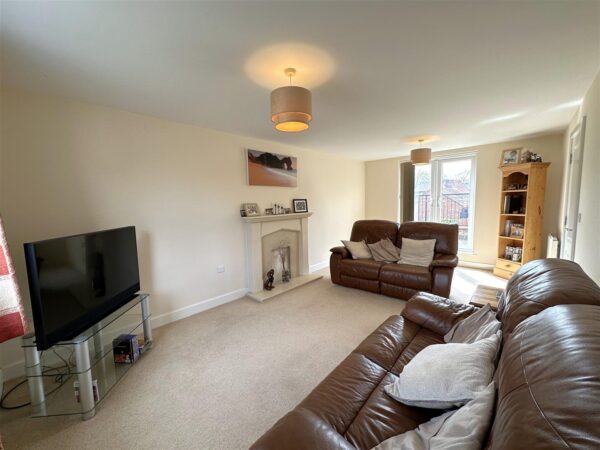 Marron Close, Fernwood, Newark