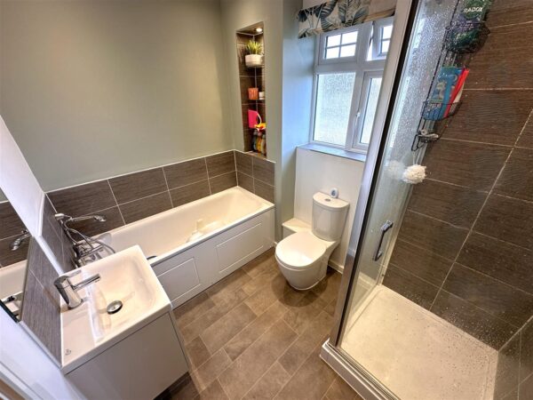 Cloverfield Place, Middlebeck, Newark