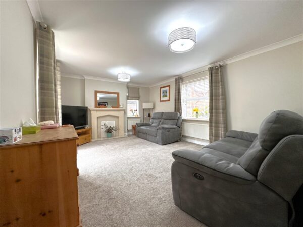 Carnell Lane, Fernwood, Newark