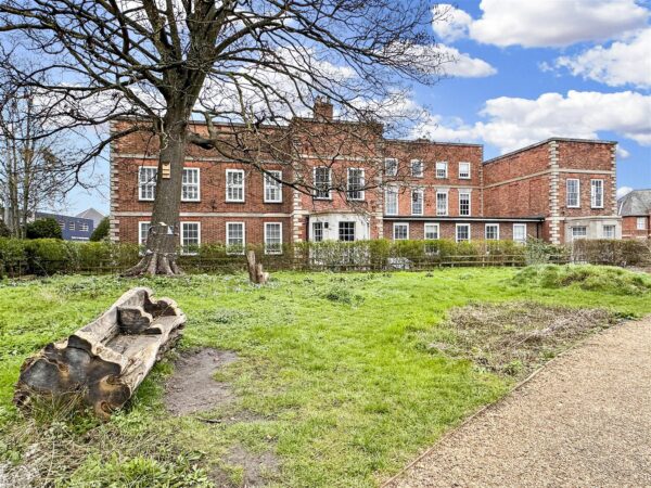 GROUND FLOOR APARTMENT, Bishops Place, Balderton Gate, Newark