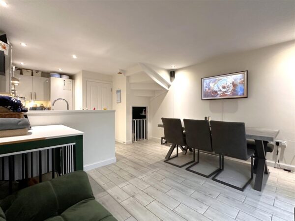 Phoenix Lane, Fernwood, Newark