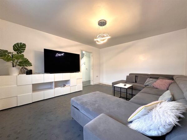 Charters Drive, Middlebeck, Newark