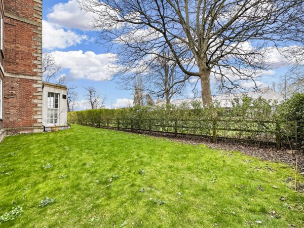 GROUND FLOOR APARTMENT, Bishops Place, Balderton Gate, Newark