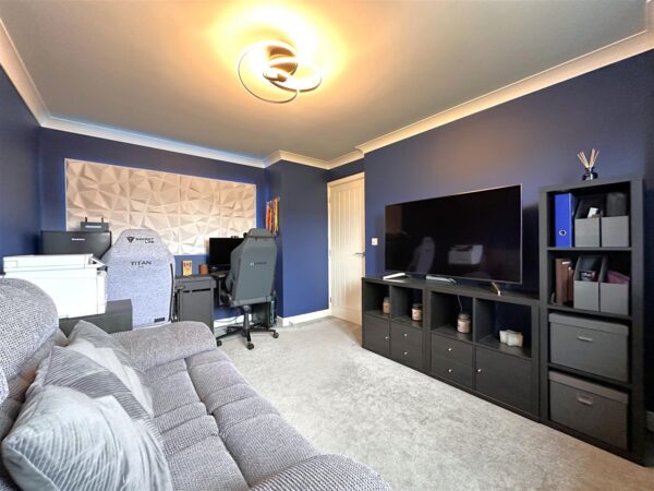 Charters Drive, Middlebeck, Newark